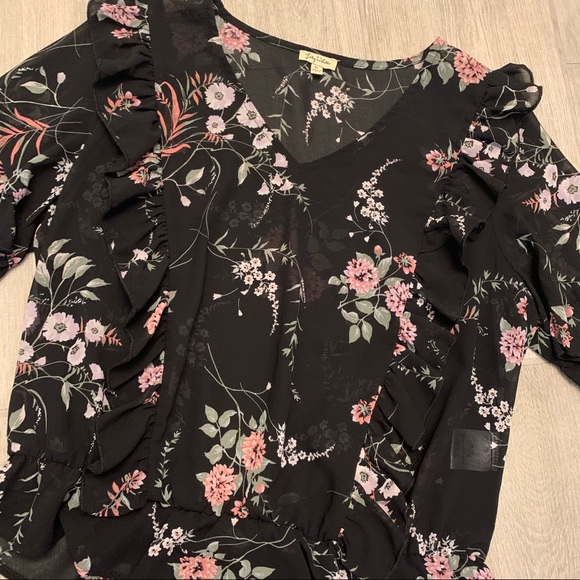 Lily White black floral top - Picture 2 of 7